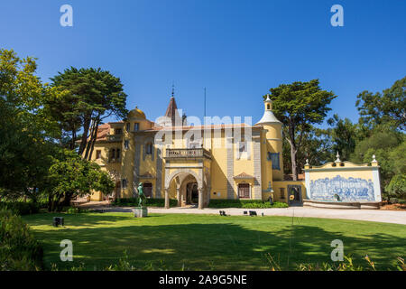 Il Museu Condes de Castro Guimarães, originariamente noto come la Torre de San Sebastião, San Sebastian torre in Cascais Portogallo Foto Stock