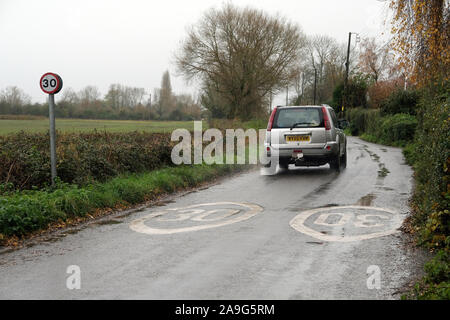 Novembre 2019 - villaggio rurale i limiti di velocità nei pressi di Stoke St Gregory, Somerset, Regno Unito Foto Stock