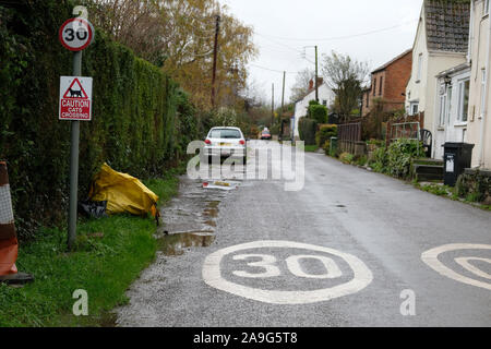 Novembre 2019 - villaggio rurale i limiti di velocità nei pressi di Stoke St Gregory, Somerset, Regno Unito Foto Stock