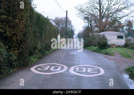 Novembre 2019 - villaggio rurale i limiti di velocità nei pressi di Stoke St Gregory, Somerset, Regno Unito Foto Stock