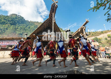 Naga Tribal uomini ballare durante il Festival di Hornbill,Kohima,Nagaland,l'India Foto Stock