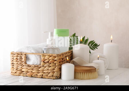 Composizione con spa accessori su sfondo bianco. Bodycare Foto Stock