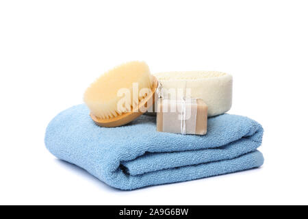 Asciugamano, spazzola, sapone e toalhinha isolati su sfondo bianco Foto Stock