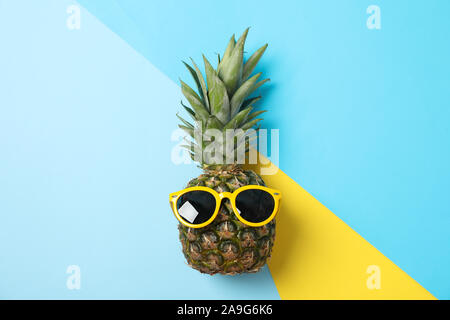 Ananas con occhiali da sole su tre toni sfondo, spazio per il testo Foto Stock