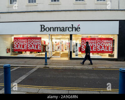 Sheerness, Kent, Regno Unito. 15 Novembre, 2019. Grande chiusura vendita segni sono apparsi nelle finestre del Sheerness ramo di Bonmarché. Moda femminile Bonmarché catena ha 318 negozi su tutto il territorio nazionale ed è entrato administration in ottobre. Credito: James Bell/Alamy Live News Foto Stock