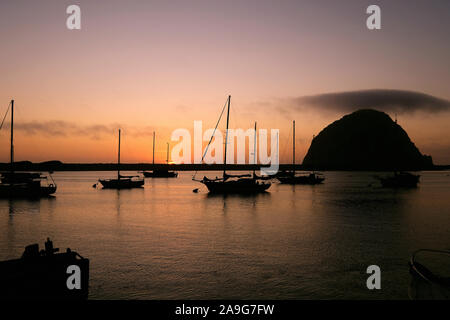 Tramonto nella baia di Morro Bay, California, Stati Uniti Foto Stock