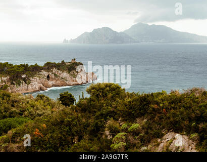 Costiera Amalfitana vista dell'isola di Capri in prossimità di Sorrento. Condizioni atmosferiche avverse. Sfondo naturale vista. Selective soft focus. Profondità Foto Stock