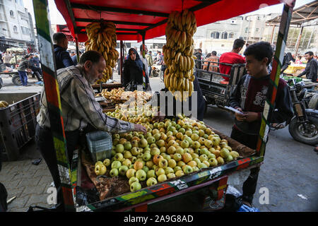 Palestinesi il ritorno ad una vita normale a Rafah, dopo un giro di escalation fra Gaza e Israele, il Nov 15, 2019. Foto di Abed Rahim Khatib/Alamy Foto Stock