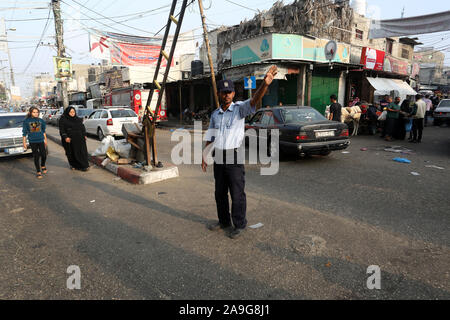 Palestinesi il ritorno ad una vita normale a Rafah, dopo un giro di escalation fra Gaza e Israele, il Nov 15, 2019. Foto di Abed Rahim Khatib/Alamy Foto Stock