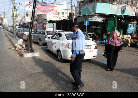 Palestinesi il ritorno ad una vita normale a Rafah, dopo un giro di escalation fra Gaza e Israele, il Nov 15, 2019. Foto di Abed Rahim Khatib/Alamy Foto Stock