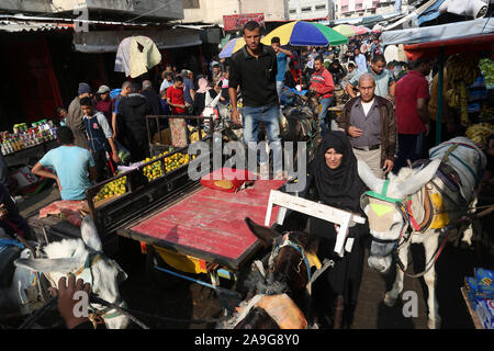 Palestinesi il ritorno ad una vita normale a Rafah, dopo un giro di escalation fra Gaza e Israele, il Nov 15, 2019. Foto di Abed Rahim Khatib/Alamy Foto Stock