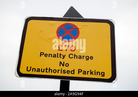 Un segno che raccontano i driver che la zona non dispone di alcun parcheggio non autorizzate e la penalità sarà £ 70 Foto Stock