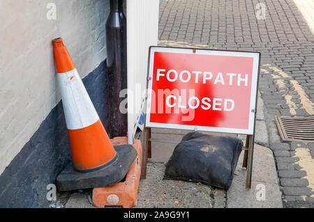 Un rosso roadworks firmare avvisi di pedoni che il sentiero è chiuso. Foto Stock