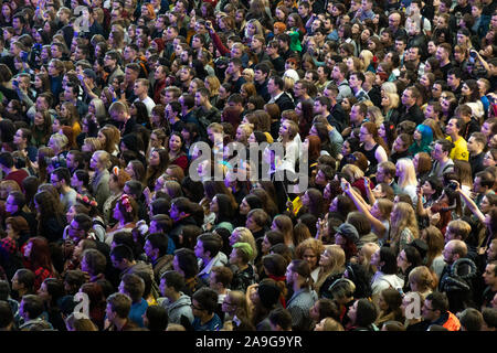 Mosca, Russia. 5 Ottobre, 2019 vista superiore della folla di visitatori del Comic-Con Russia 2019 e l'Igromir 2019 computer e videogiochi mostre al Crocus Expo International Exhibition Center nella regione di Mosca, Russia Foto Stock