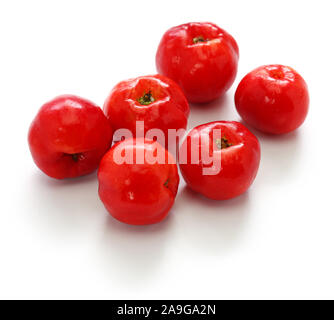 Acerola frutto, barbados cherry isolati su sfondo bianco Foto Stock