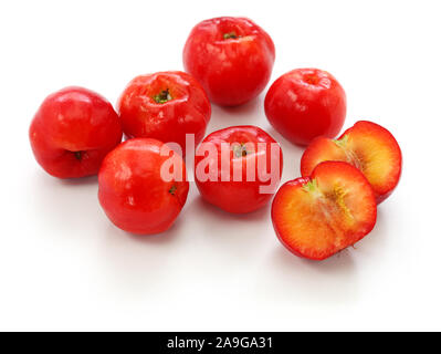 Acerola frutto, barbados cherry isolati su sfondo bianco Foto Stock