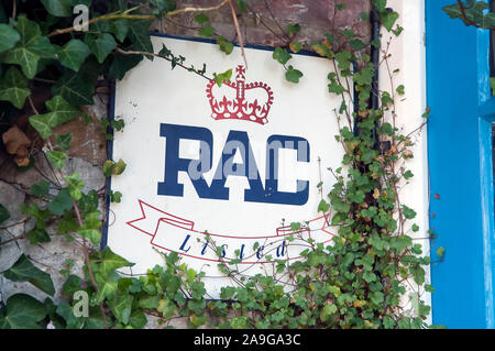 Un RAC elencati segno coperta di edera. Foto Stock