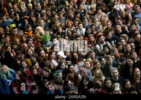 Mosca, Russia. 5 Ottobre, 2019 vista superiore della folla di visitatori del Comic-Con Russia 2019 e l'Igromir 2019 computer e videogiochi mostre al Crocus Expo International Exhibition Center nella regione di Mosca, Russia Foto Stock