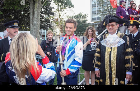 Benvenuti a casa le celebrazioni in Plymouth dopo le 2012 Olimpiadi di Londra. Tom Daley pone per lettino Tonia tenendo la città macis, mentre Lord Mayor Michael Foto Stock