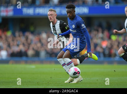 Callum Hudson-Odoi di Chelsea e Matteo Longstaff di Newcastle Utd durante il Chelsea vs Newcastle United League a Stamford Bridge - EDITORIALE Foto Stock