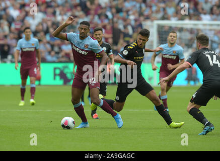 Sebastien Haller di West Ham Utd scontri con Rodrigo del Manchester City durante il West Ham vs Manchester City Premier League a Londra sta Foto Stock