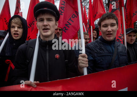 Mosca, Russia. 7 Novembre, 2019 Marzo e rally dedicata al 102º anniversario del grande ottobre rivoluzione socialista. I partecipanti durante il mese di marzo dal Strastnoy Boulevard a piazza del teatro di Mosca Foto Stock