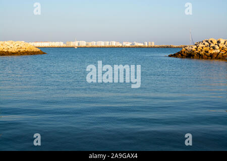 Vista panoramica dal Oceano Atlantico sulla parte moderna di El Puerto de Santa Maria, Andalusia, Spagna Foto Stock