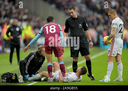 Pablo Fornals del West Ham Utd lamenta di arbitro David Coote circa George Baldock di Sheffield Utd non lasciando il passo quando ferito durante il WES Foto Stock