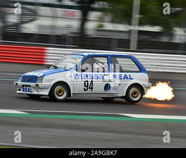 Exhuast fiamme e il sollevamento della ruota posteriore interna, fino a Bechtolsheimer, MG Metro Turbo, Storico Touring Car Challenge, 1966-1990, Silverstone Classic, Foto Stock