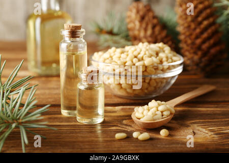 Pino naturale olio essenziale in bottiglie di vetro jar per medicina, aromaterapia, Terme, benessere. Aroma Woody su sfondo di legno con copia spazio. Natural Foto Stock