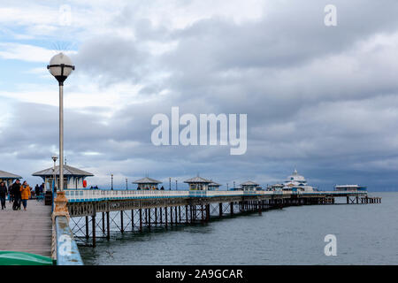 La curva molo vittoriano a Llandudno, il Galles del Nord su un tempestoso giorno d'Autunno Foto Stock