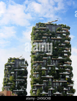 Milano, Italia - 27 Giugno 2017: edifici residenziali Bosco Verticale. Bosco verticale torri residenziali nel quartiere degli affari di Milano, Italia Foto Stock