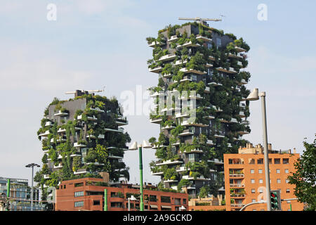 Milano, Italia - 27 Giugno 2017: edifici residenziali Bosco Verticale. Bosco verticale torri residenziali nel quartiere degli affari di Milano, Italia Foto Stock