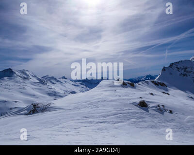 Bello e sereno paesaggio delle montagne coperte di neve in Mölltaler Gletscher, Austria. Neve spessa copre i pendii. Tempo chiaro. Perfettamente Foto Stock