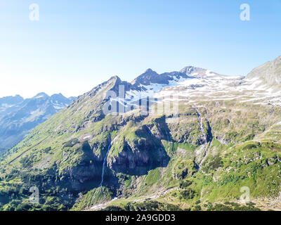 Una vista panoramica sulle Alpi di Schladming, ancora parzialmente coperto di neve. Molla lentamente di raggiungere le parti più alte delle montagne. Picchi aguzzi, piste di fondo Foto Stock