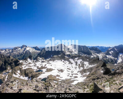 Una vista panoramica sulle Alpi di Schladming, ancora parzialmente coperto di neve. Molla lentamente di raggiungere le parti più alte delle montagne. Picchi aguzzi, piste di fondo Foto Stock