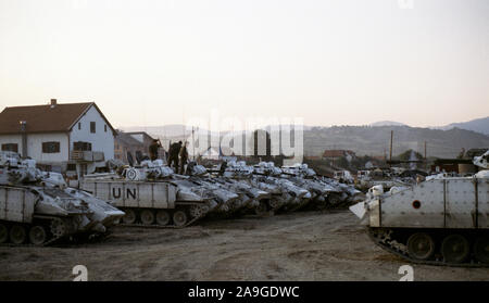 10 Luglio 1993 durante la guerra in Bosnia: appena dopo l'alba, guerriero MCVs (meccanizzate lottare contro i veicoli) del reggimento Cheshire. Questo è il 'Warrior park' del British Army base nei pressi di Vitez. Foto Stock