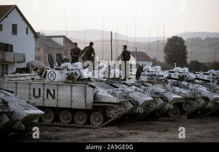 10 Luglio 1993 durante la guerra in Bosnia: appena dopo l'alba, guerriero MCVs (meccanizzate lottare contro i veicoli) del reggimento Cheshire. Questo è il 'Warrior park' del British Army base nei pressi di Vitez. Foto Stock