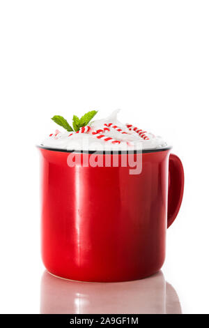 La menta piperita caffè moka decorate con candy canes per Natale isolato su sfondo bianco. Foto Stock