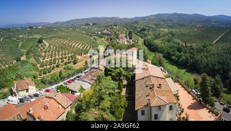 Splendido panorama sulle colline toscane da la torre più alta di Vinci, casa di Leonardo. La città medievale in primo piano e i vigneti della distanza Foto Stock