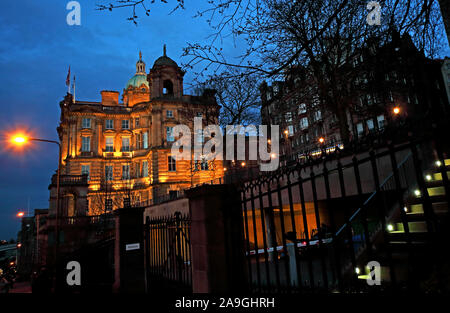 Bank of Scotland, sede centrale sul tumulo, Edimburgo EH1 1YZ, al crepuscolo Foto Stock