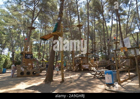 Tree Climbing corso di Six-Fours Francia Provenza Foto Stock