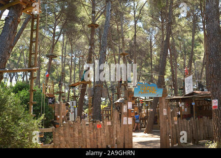 Tree Climbing corso di Six-Fours Francia Provenza Foto Stock