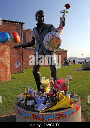 Statua di Billy Fury di Tom Murphy, 70 anni, musicista, Albert Dock, Liverpool, Inghilterra, Regno Unito, L3 4BB Foto Stock