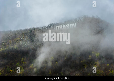 Brasov il segno sul Monte Tampa in Brasov Transilvania Romania. Basse nubi in inverno Foto Stock