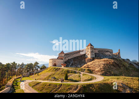 Fortezza Rasnov, Râșnov Cittadella, Brasov County, Carpazi, Transilvania, Romania. Storico monumento sassone / punto di riferimento. Foto Stock