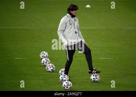 Duesseldorf, Germania. Xv Nov, 2019. Calcio: squadra nazionale prima del campionato europeo match di qualificazione contro la Bielorussia: Joachim Löw, allenatore nazionale, con sfere. Il team si prepara a Düsseldorf per il Campionato Europeo di qualificazione sul gioco 16.11.2019 in Mönchengladbach contro la Bielorussia. Credito: Federico Gambarini/dpa/Alamy Live News Foto Stock