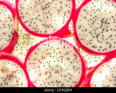 Sfondo di back lit fresche e mature dragone pitaya fette di frutta Foto Stock