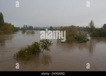 Le acque di esondazione del fiume Wye in ed intorno a Ross on Wye Herefordshire re il cambiamento climatico inverno difese fluviali Foto Stock