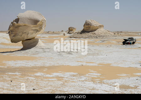 Egitto, Farafra, Nationalpark White Desert , come funghi chalk rocks sagomato dal vento e la sabbia erosione/ AEGYPTEN HA, Farafra, Nationalpark Weisse Wueste, durch Wind und sabbia Kalkfelsen geformte Foto Stock